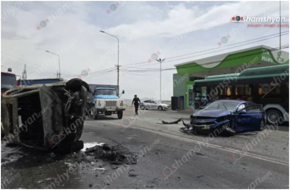 Երևանում բախվել են «Kia»-ն, «Mercedes»-ը ու «Hyundai Elantra»-ն. վերջինը կողաշրջվել է ու բռնկվել. կան տուժածներ